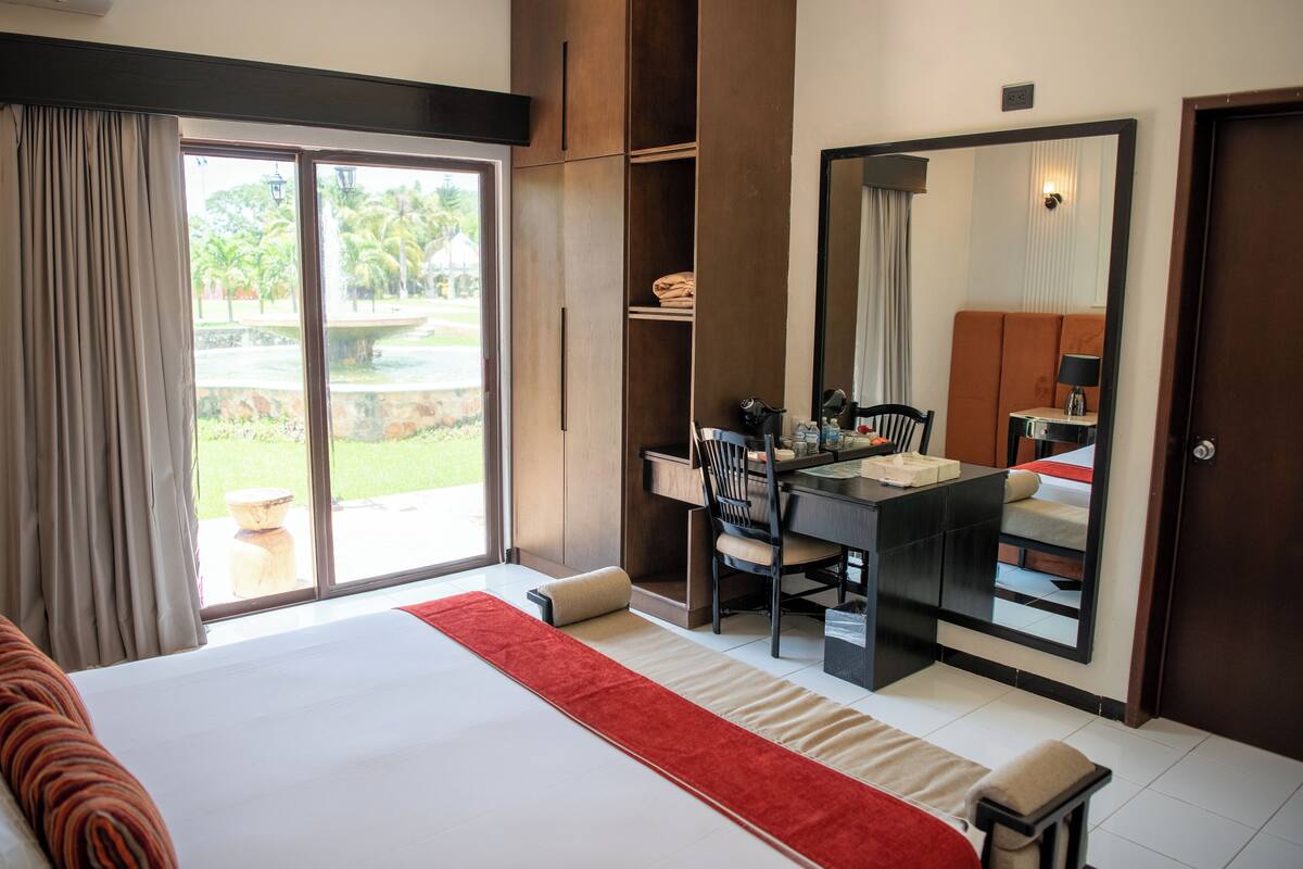 Standard Room, 1 King Bed, Garden View | Premium bedding, blackout drapes, iron/ironing board (on request)