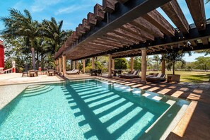 Utendørsbasseng, bassengparasoller og solsenger