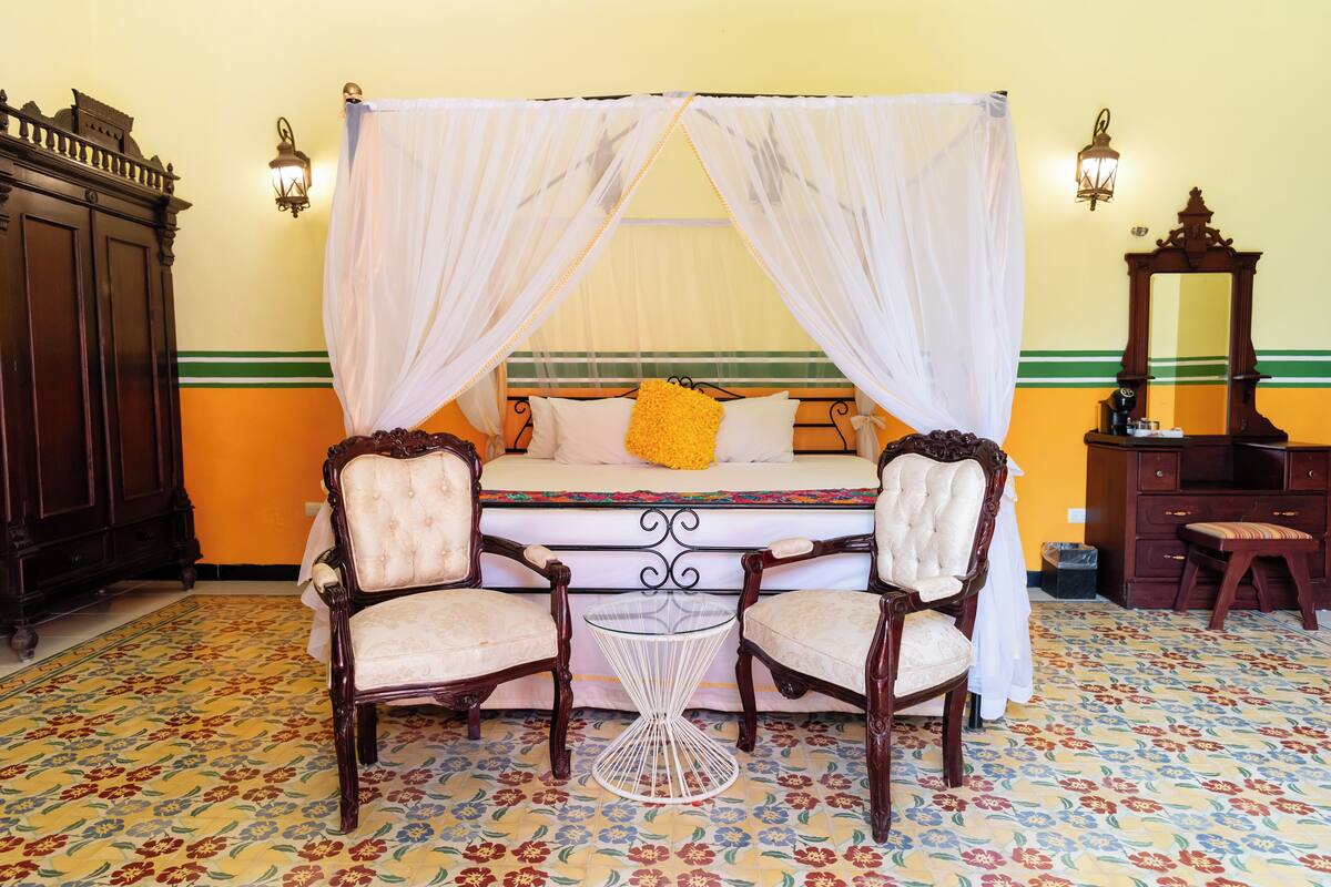 Casa Principal King Jacuzzi | Premium bedding, blackout drapes, iron/ironing board (on request)