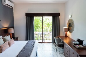 Chambre Deluxe, 1 très grand lit, vue sur le jardin | Literie de qualité, rideaux d’obscurcissement, fer et planche à repasser