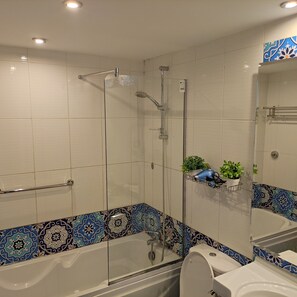 Baignoire, sĂšche-cheveux, serviettes fournies, savon