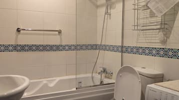 Badewanne, Haartrockner, Handtücher, Seife