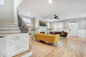 Smart TV, stereo, offices