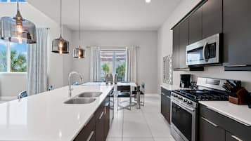 Kjøleskap, ovn, kokeplater og oppvaskmaskin