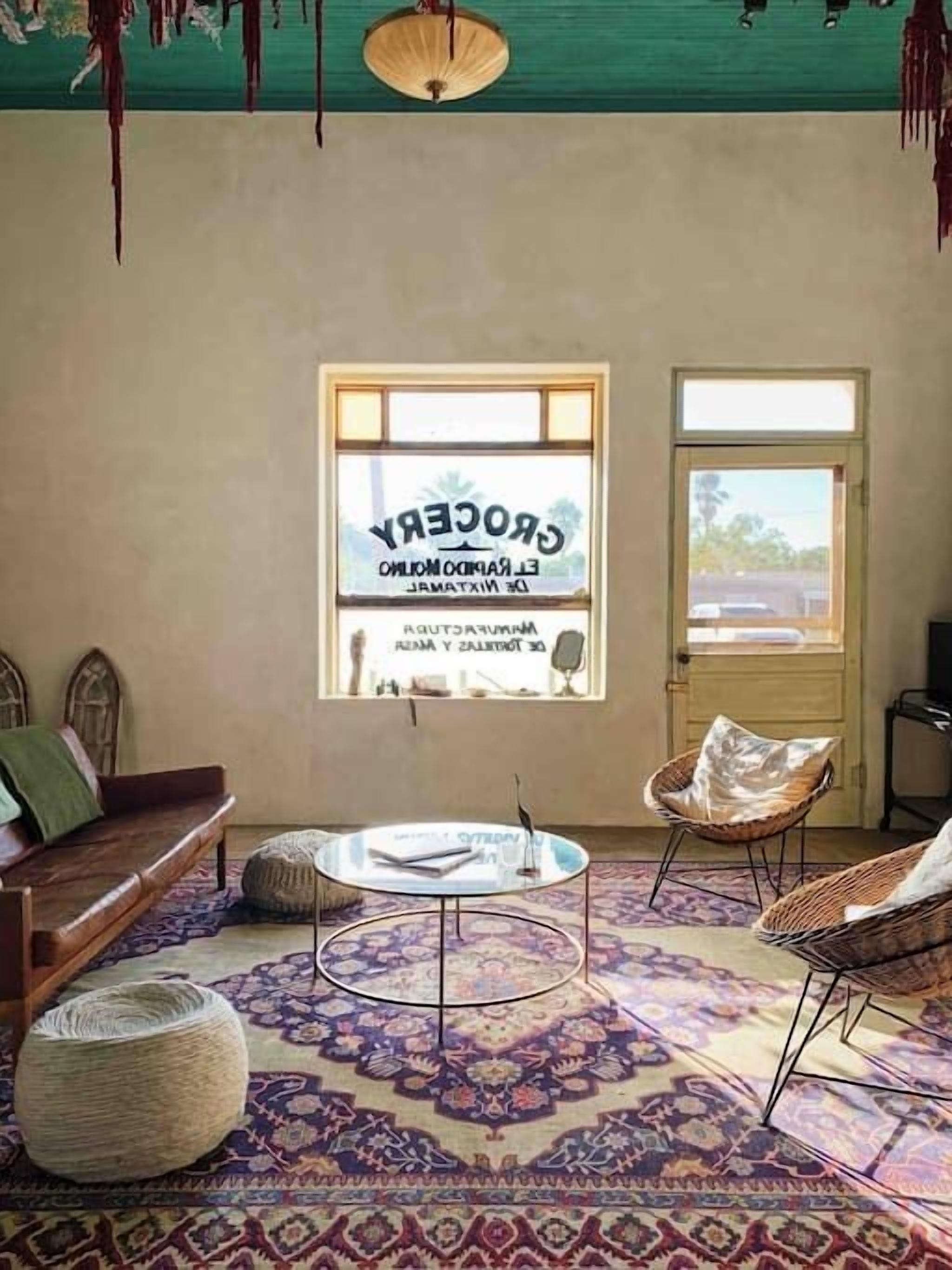 TV, bøker og kontorer