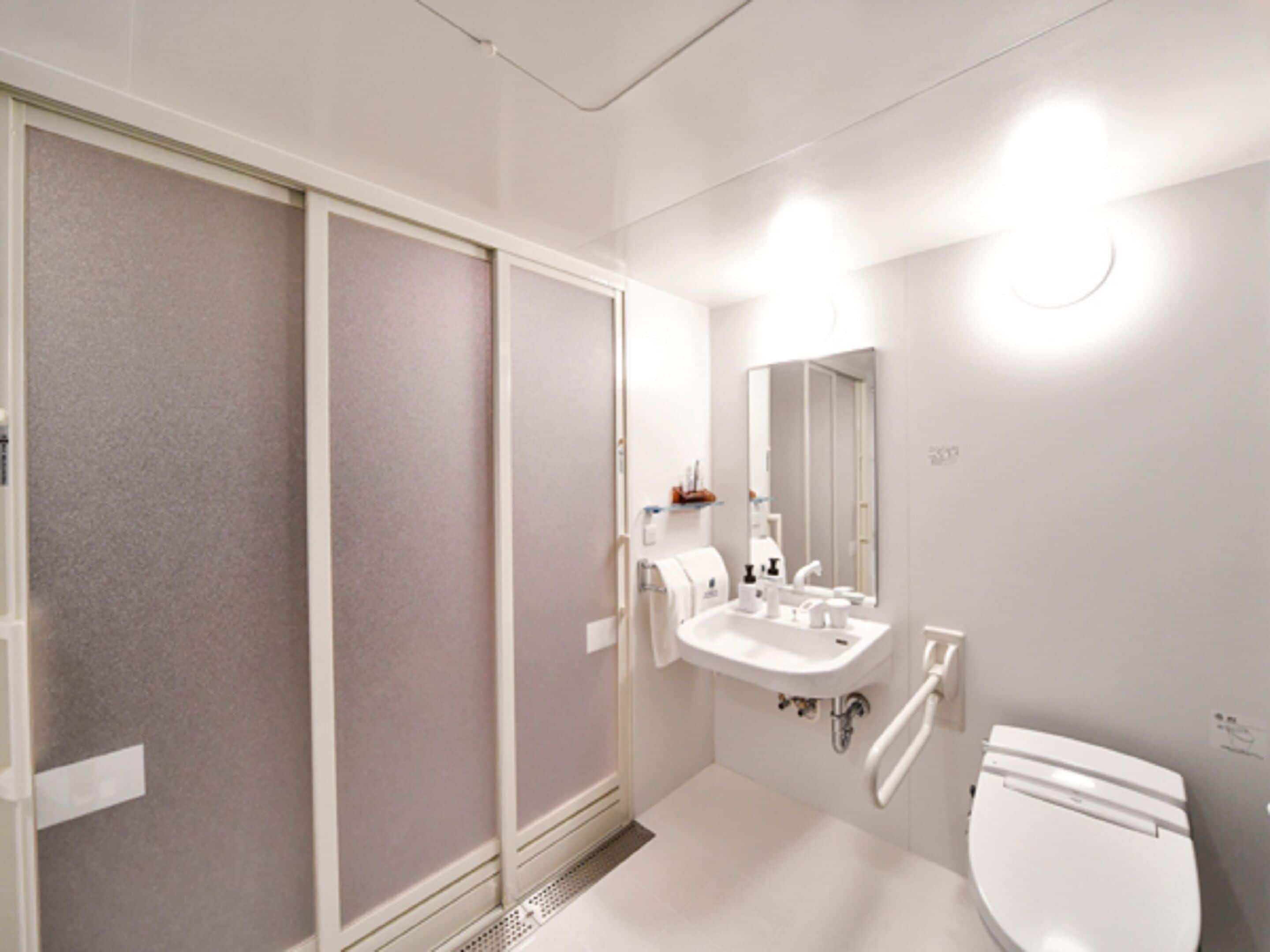 single room, non smoking (dog friendly) | bathroom | combined shower/bathtub, free toiletries, hair dryer, slippers