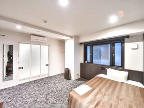 Individually decorated, desk, iron/ironing board, free WiFi - Hotel Livemax Hakata-ekimae (Fukuoka)