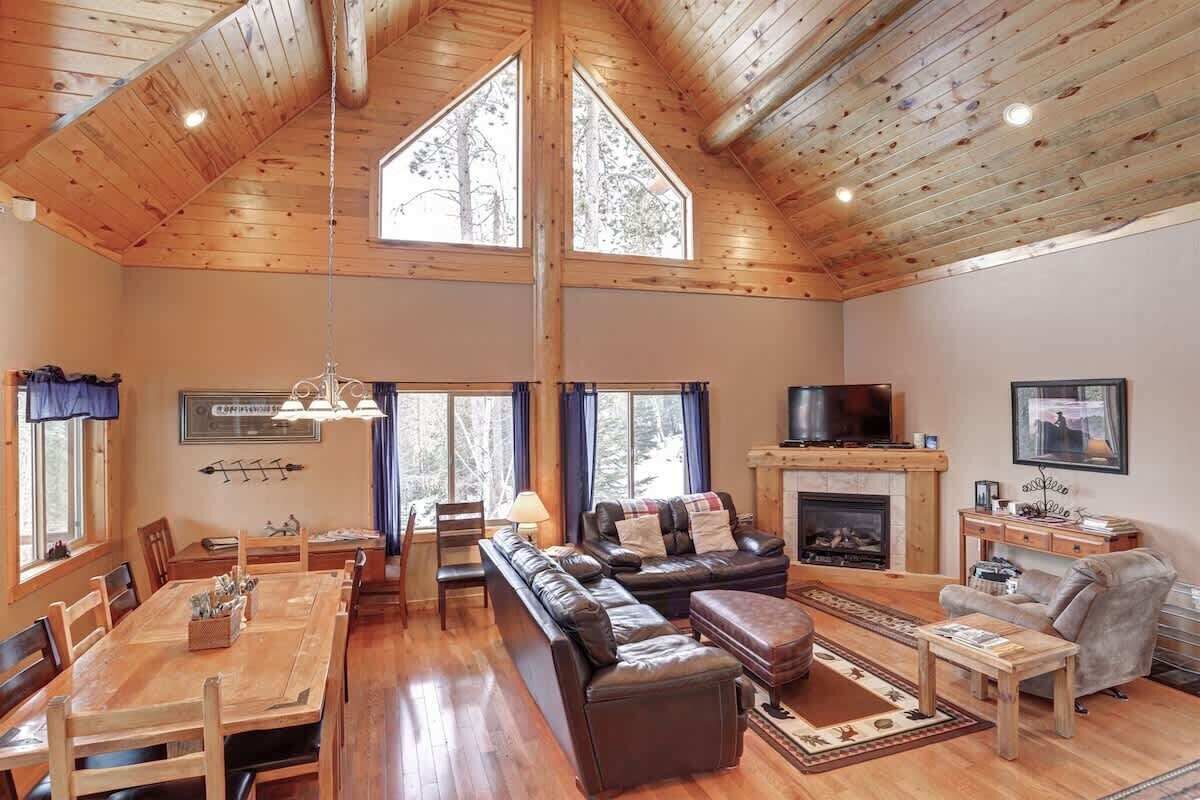 Fernseher, Kamin, DVD-Player