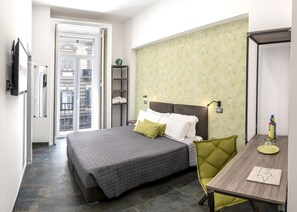 ألحفة محشوة بالريش وميني بار ومكتب ومساحة عمل للكمبيوتر المحمول