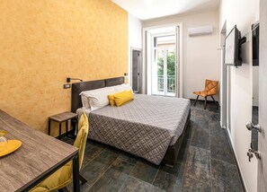 Down duvets, minibar, desk, laptop workspace - Napul'è 19 (Naples)