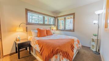 2 bedrooms, travel cot, WiFi, bed sheets