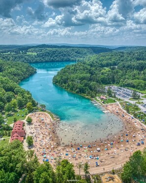 Espreguiçadeiras, toalhas de praia 