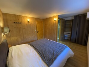 4 bedrooms, travel crib, free WiFi, bed sheets