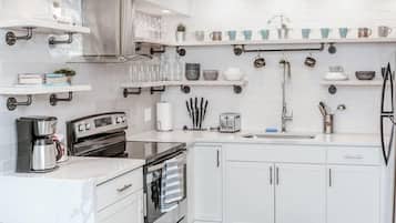 雪櫃、微波爐、焗爐、爐具