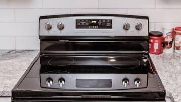 Een koelkast, een magnetron, een oven, een kookplaat