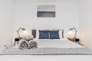 2 عدّة غرف نوم ومكواة/لوح كي وواي فاي مجانًا وملاءات أسرّة