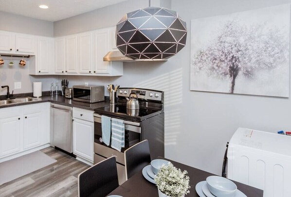 Jääkaappi, mikroaaltouuni, uuni, liesi