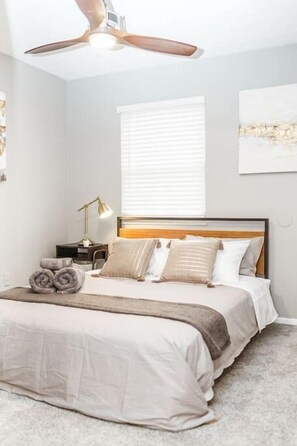 2 slaapkamers, een strijkplank/strijkijzer, gratis wifi, beddengoed