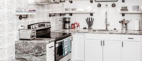 Cafetera/tetera, refrigerador, microondas, horno
