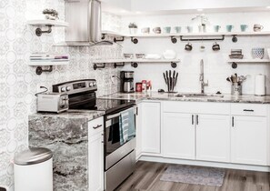 冷蔵庫、電子レンジ、オーブン、コンロ