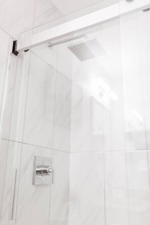 Een haardroger, handdoeken, zeep, shampoo