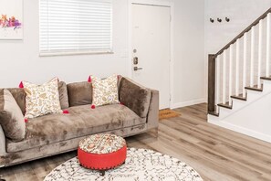 Een televisie en boeken