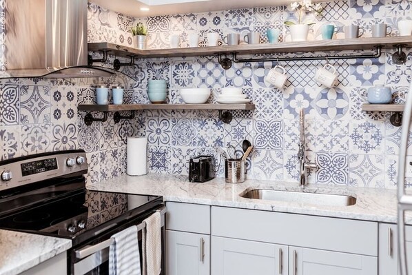 Refrigerador, microondas, horno y parrilla de estufa 