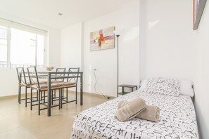 2 bedrooms, internet, bed sheets