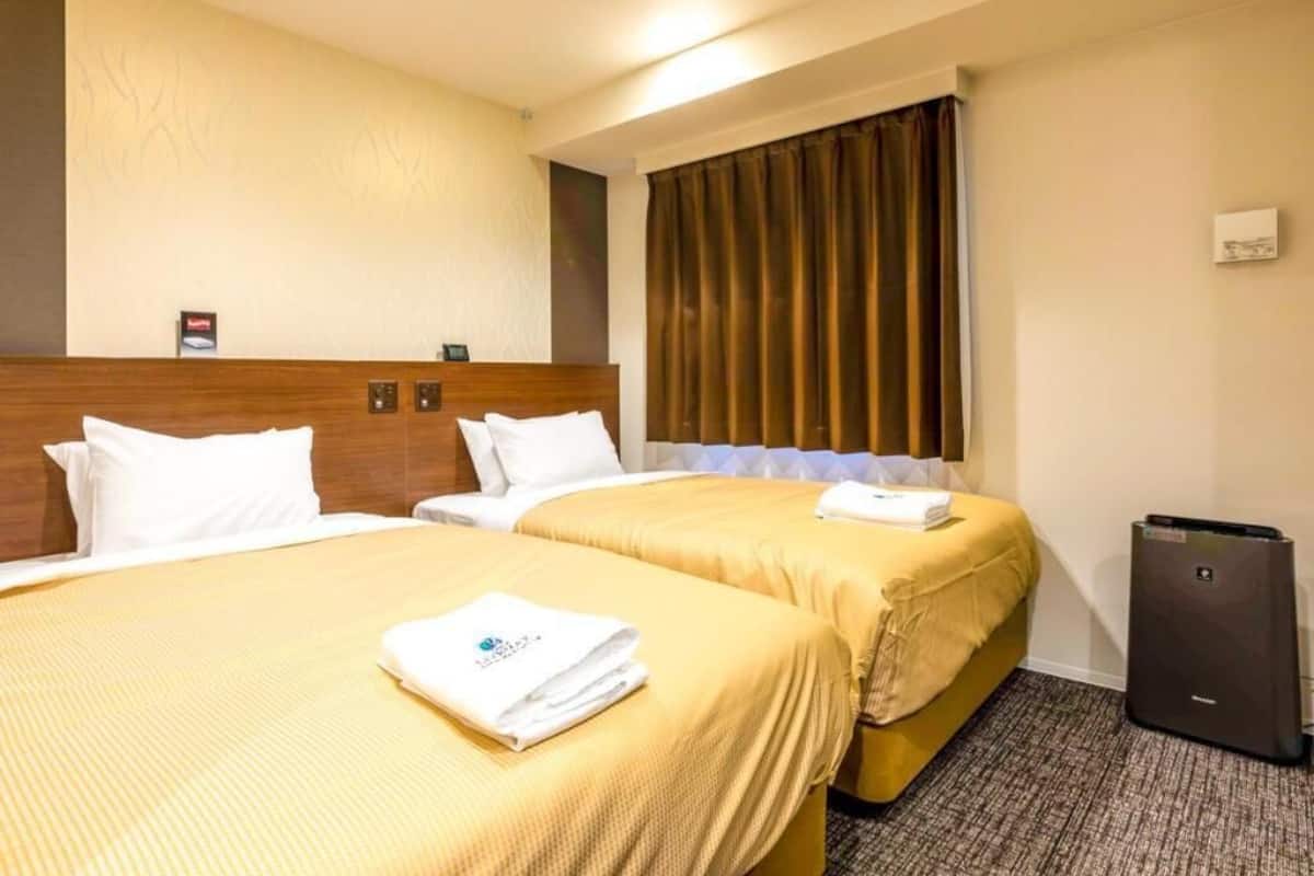Escritorio, tabla de planchar con plancha, wifi gratis y ropa de cama