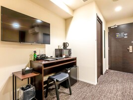 โต๊ะทำงาน, เตารีด/โต๊ะรีดผ้า, Wi-Fi ฟรี, ผ้าปูที่นอน