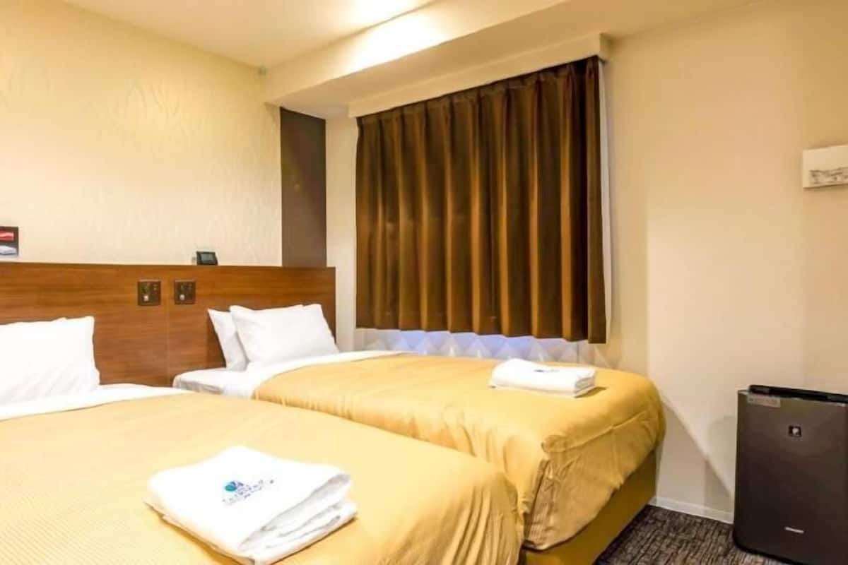 Escritorio, tabla de planchar con plancha, wifi gratis y ropa de cama
