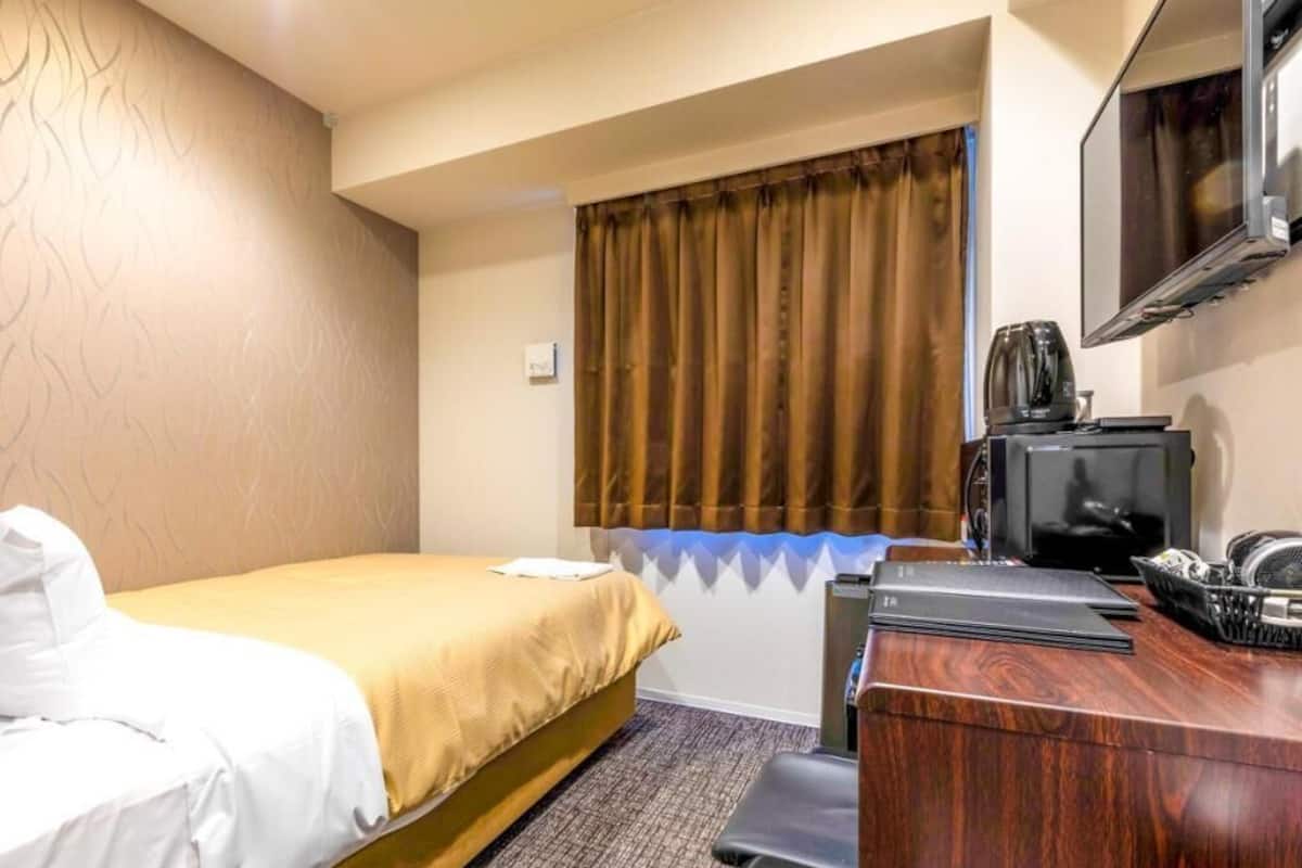 Escritorio, tabla de planchar con plancha, wifi gratis y ropa de cama