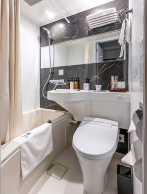 Combined shower/bathtub, free toiletries, hair dryer, slippers