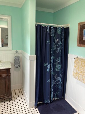 وحدات دش مع أحواض استحمام، مجففات شعر، مناشف، صابون