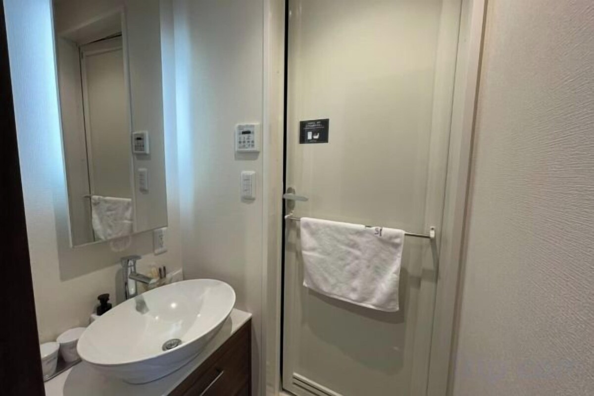 Separate bathtub and shower, free toiletries, hair dryer