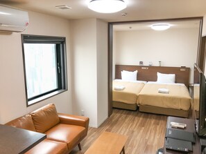 Desk, iron/ironing board, free WiFi, bed sheets - Hotel LiveMax Nagoya-Shinkansenguchi (Nagoya)