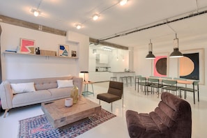 Smart TV - Hedonist House - Artist & Design Loft - 10 guests - 5min. walk from metro (Paris)