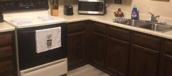 HCHideaway-Quiet, Cottagelike!  Pet Friendly!  Close to airport.