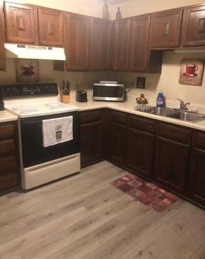 HCHideaway-Quiet, Cottagelike!  Pet Friendly!  Close to airport.