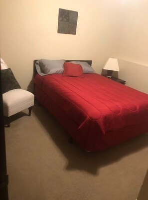 2 bedrooms, iron/ironing board, free WiFi, bed sheets - HCHideaway-Quiet, Cottagelike!  Pet Friendly!  Queen bed! (Aberdeen)