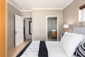 2 chambres, coffres-forts dans les chambres, fer et planche Ă repasser