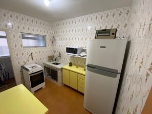 Kühlschrank, Mikrowelle, Herdplatte, Wasserkocher mit Kaffee-/Teezubehör