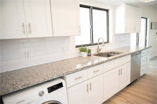 Rare last-minute availability in Indian Rocks Beach! This renovated 3BR waterfront single family home sleeps 8, WALK to the sugar-white sand beach, Includes beach chairs, wagon & umbrellas.  3bdrm, 2 bthrm, sleeps up to 8