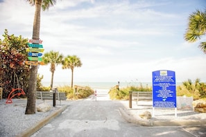 Beach - Rare last-minute DISCOUNT in Indian Rocks Beach! Renovated 3BR WATERFRONT single family home with private dock sleeps 8, WALK to the sugar-white sand beach, Includes paddle board, beach chairs, wagon & umbrellas.  3bdrm, 2 bthrm, sleeps up to 8. (Indian Rocks Beach)