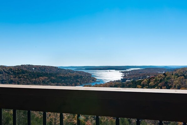 Una vista panorámica de un lago rodeado de colinas boscosas.