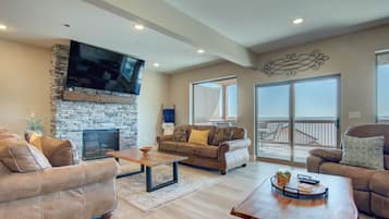 Smart TV, chimenea y futbolito