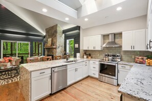 雪櫃、微波爐、焗爐、爐具