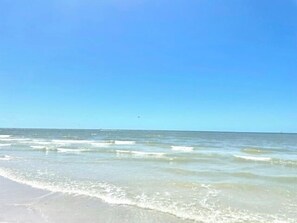 On the beach - Luxury Beachfront 5th Floor, 2 Bedroom (King, Full, Twin Bunks) Sleeps 6 (Fort Myers Beach)