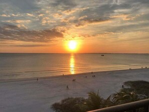 On the beach - Luxury Beachfront 5th Floor, 2 Bedroom (King, Full, Twin Bunks) Sleeps 6 (Fort Myers Beach)