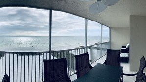 Ein Balkon mit Meerblick, ausgestattet mit Stühlen und einem Tisch.